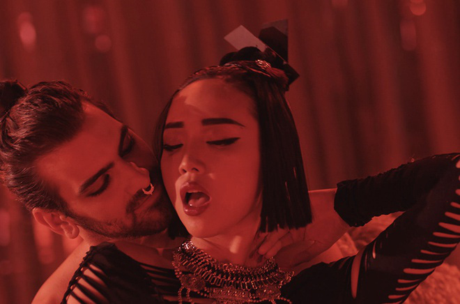 Loạt MV Vpop bị gắn m&aacute;c nhạy cảm: Cảnh n&oacute;ng trong MV của Hương Giang, Chi Pu chưa l&agrave; g&igrave; so với Trang Ph&aacute;p để mẫu nam lộ 100% v&ograve;ng 3 trong MV 18+ - Ảnh 19.