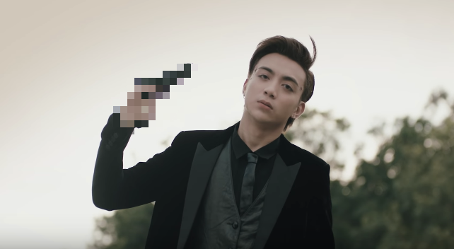 Loạt MV Vpop bị gắn m&aacute;c nhạy cảm: Cảnh n&oacute;ng trong MV của Hương Giang, Chi Pu chưa l&agrave; g&igrave; so với Trang Ph&aacute;p để mẫu nam lộ 100% v&ograve;ng 3 trong MV 18+ - Ảnh 17.