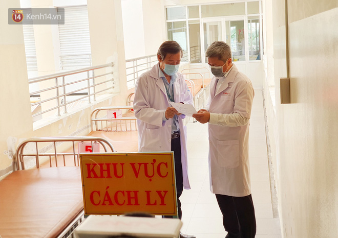 TP.HCM: Cận cảnh khu cách ly nam Việt kiều Mỹ nhiễm virus Corona, bệnh nhân vẫy tay chào mọi người khi được đến thăm - Ảnh 6.