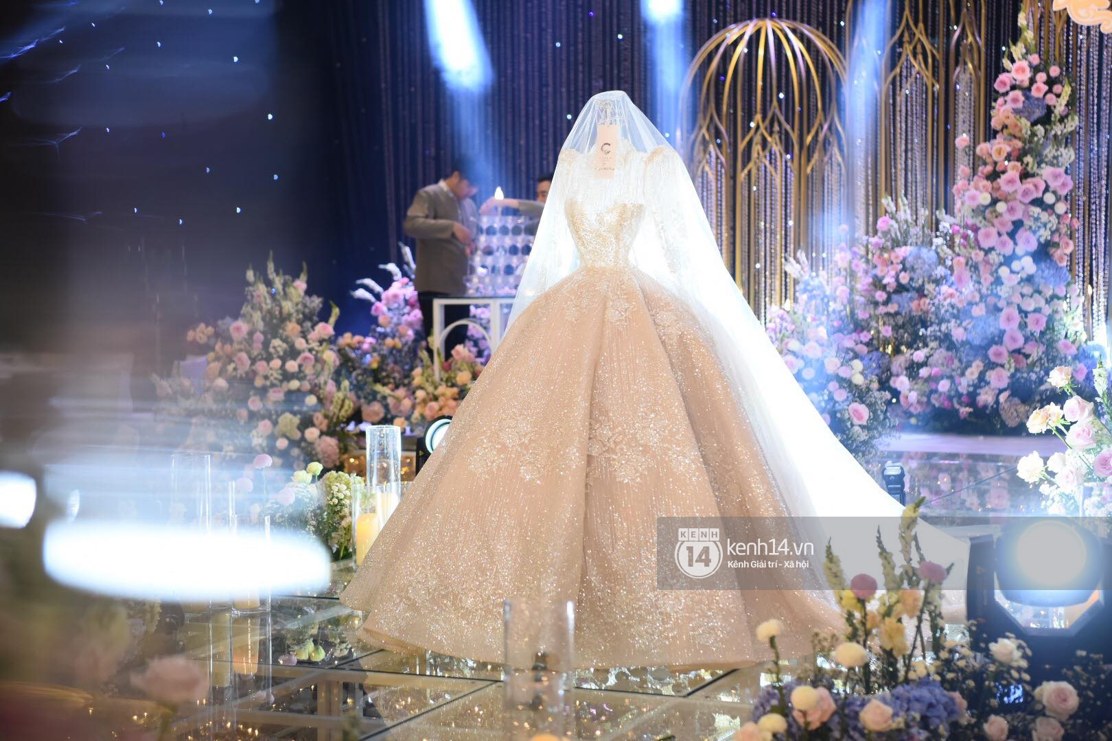 Ngắm chiếc váy trùm cuối của cô dâu Quỳnh Anh được trưng bày trên lễ đường mà ghen tị với công chúa béo - Ảnh 3.