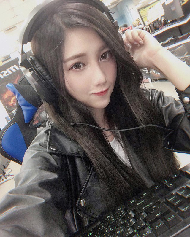 Xuất hiện cô nàng game thủ cực phẩm, chẳng những xinh đẹp gợi cảm mà quẩy game FPS còn đại tài - Ảnh 1.