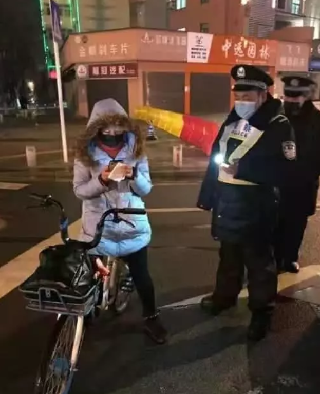 Câu chuyện xúc động: Nữ bác sĩ không ngại khó khăn, một mình đạp xe hơn 300km để trở về Vũ Hán cứu chữa bệnh nhân - Ảnh 4.