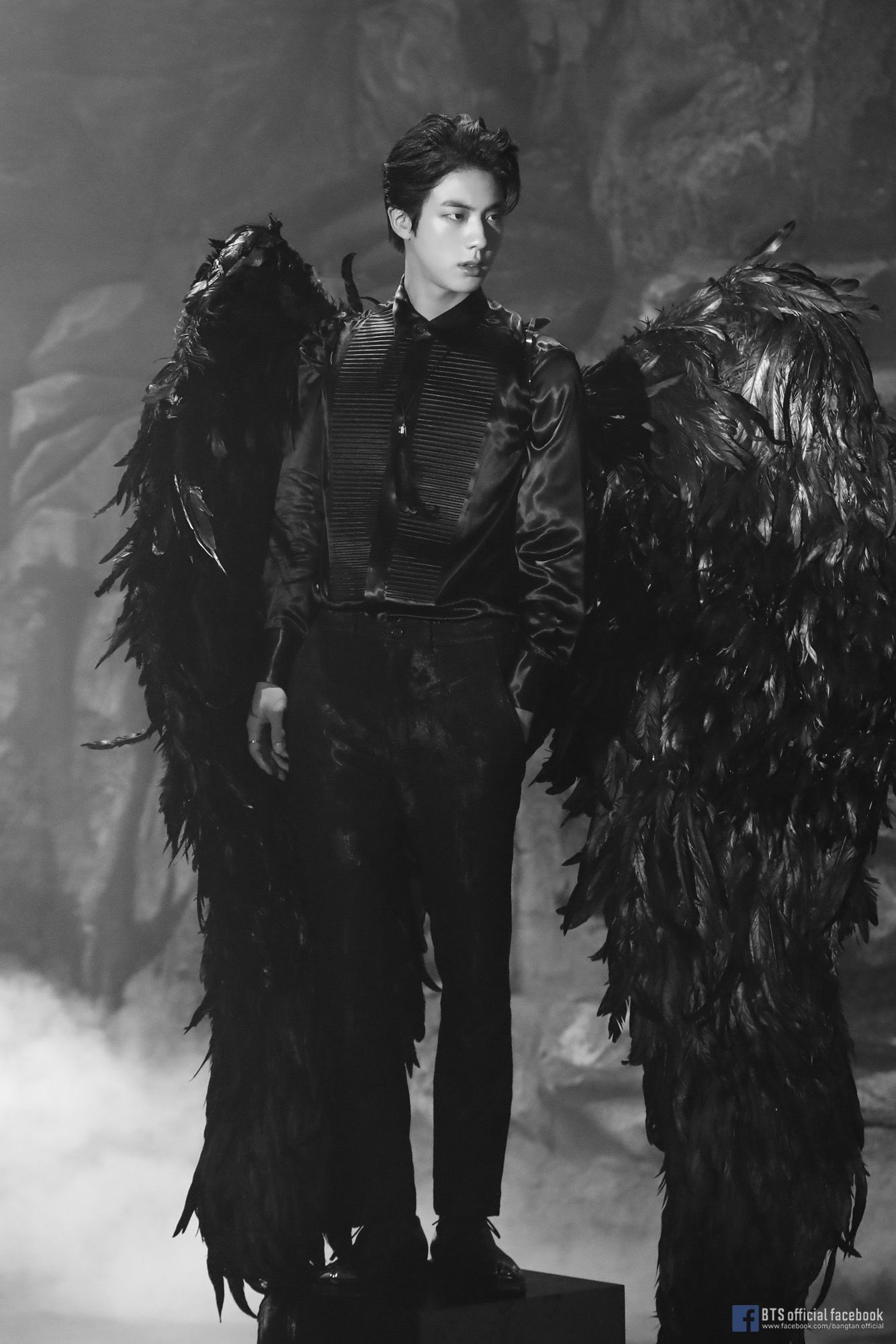 Loạt khoảnh chứng tỏ trai đẹp toàn cầu Jin (BTS) rất thích phí phạm nhan sắc của mình! - Ảnh 3. Loạt khoảnh chứng tỏ trai đẹp toàn cầu Jin (BTS) rất thích phí phạm nhan sắc của mình! - Ảnh 3.