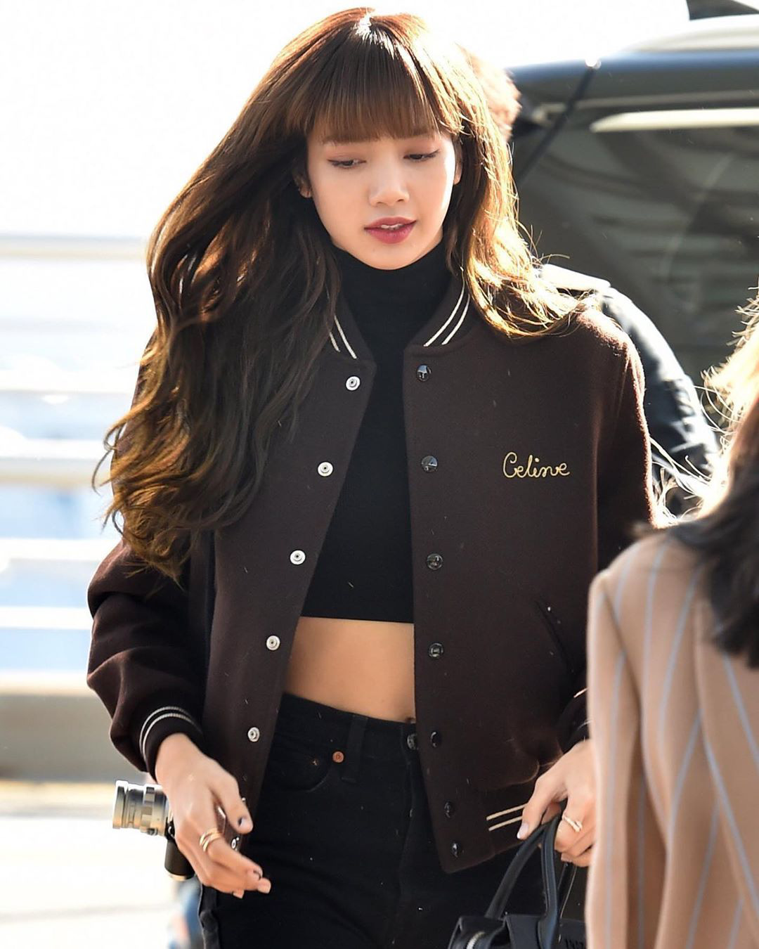 Lisa - Jimin không hẹn mà diện đồ “men” giống nhau, riêng Jennie lên đồ xinh yêu vậy mà gặp Suga diện y chang mới ngộ - Ảnh 2.