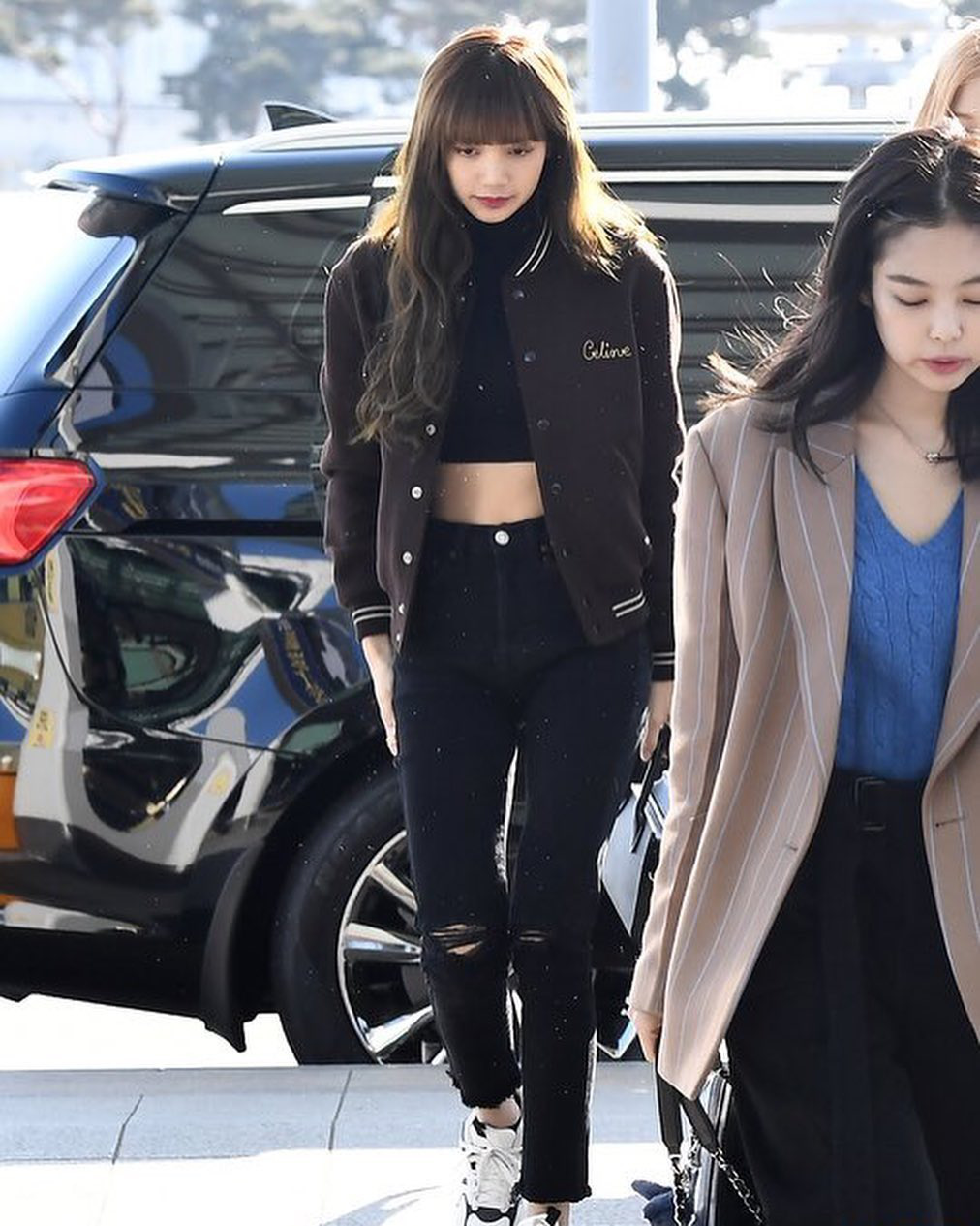 Lisa - Jimin không hẹn mà diện đồ “men” giống nhau, riêng Jennie lên đồ xinh yêu vậy mà gặp Suga diện y chang mới ngộ - Ảnh 1.