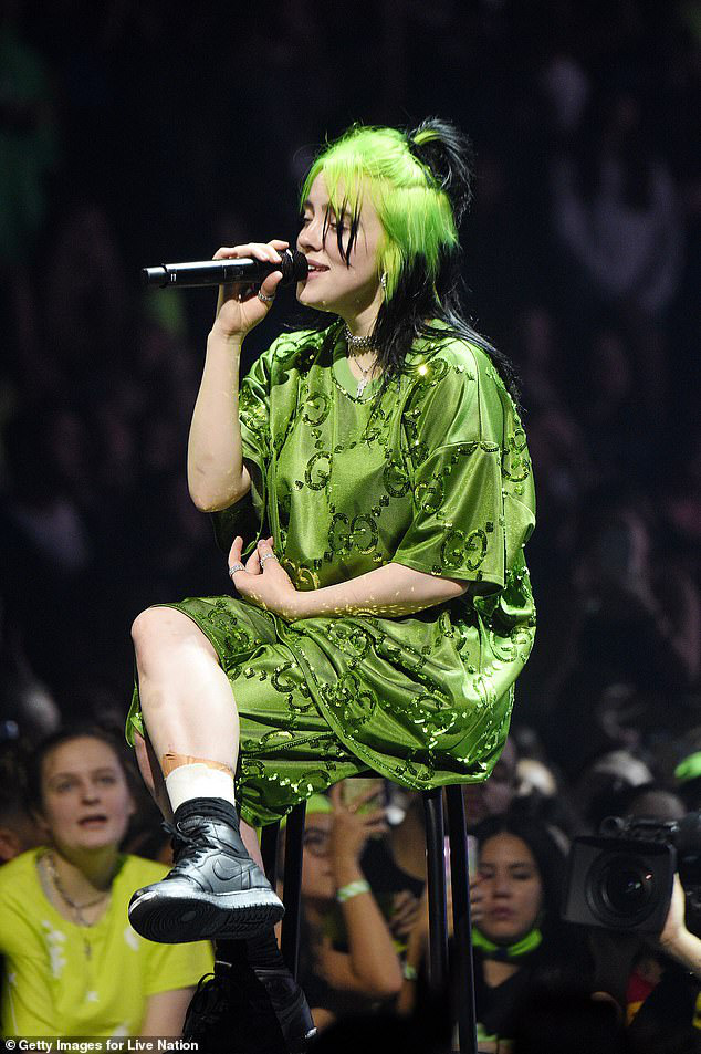 Hứa được làm được, Billie Eilish từng kín cổng cao tường đến thế mà đủ 18 tuổi một cái là bung lụa khoe body bức thở làm fan ngớ người! - Ảnh 9.