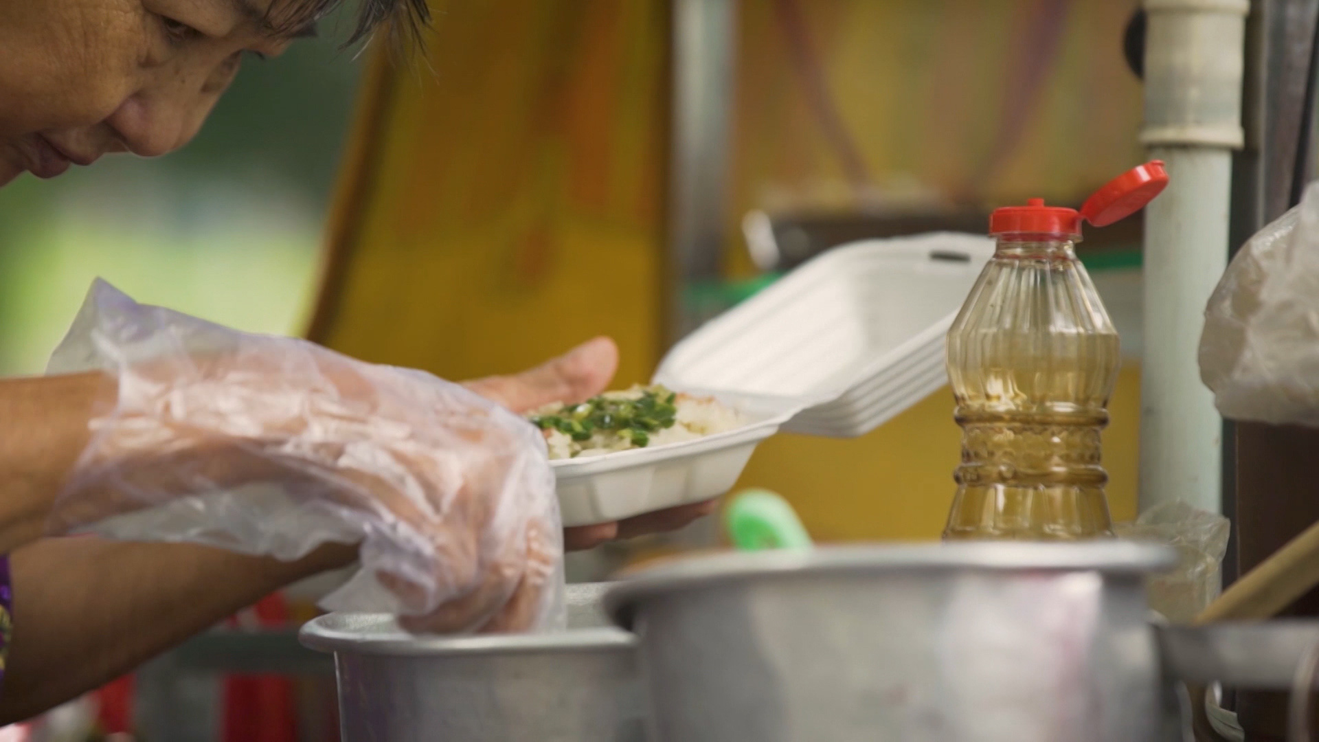 Đau lòng trước câu chuyện cụ bà không ngủ, 70 tuổi bán xôi nuôi cả gia đình ba thế hệ - Ảnh 3. Đau lòng trước câu chuyện cụ bà không ngủ, 70 tuổi bán xôi nuôi cả gia đình ba thế hệ - Ảnh 3.