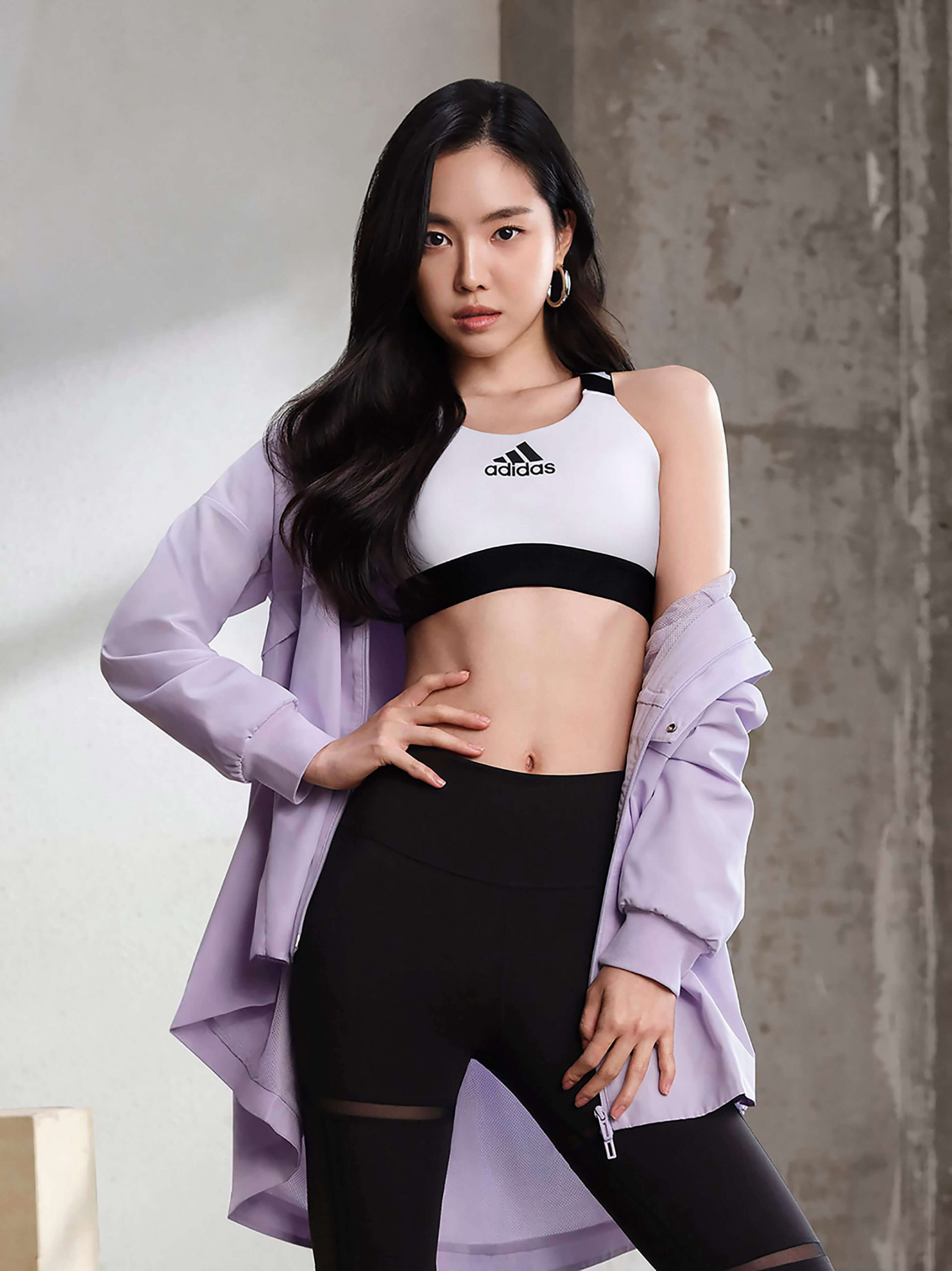 Pha đụng hàng kỳ thú của Naeun và Lưu Diệc Phi: Người khiến dân tình dán chặt mắt vào cơ bụng, người lại đốn tim với nhan sắc hiếm có - Ảnh 1.