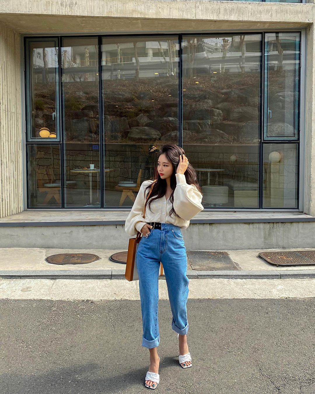 Dù bạn sở hữu kiểu quần jeans nào thì cũng có cách mix đồ tôn dáng ăn gian chân dài, diện đi chơi hay đi làm đều chuẩn chỉnh - Ảnh 3.