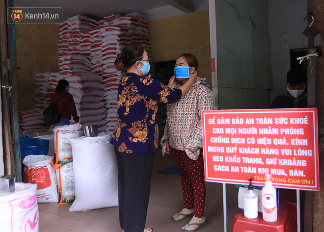 Gặp b&agrave; chủ tiệm gạo Đ&agrave; Nẵng khuy&ecirc;n kh&aacute;ch kh&ocirc;ng n&ecirc;n... mua nhiều gạo: Gi&aacute; c&oacute; tăng th&igrave; c&ocirc; vẫn sẽ cố gắng b&aacute;n mức thấp nhất cho b&agrave; con m&igrave;nh - Ảnh 8.