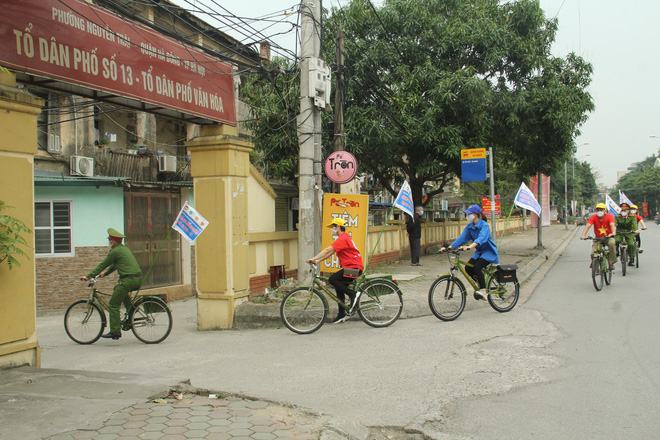 Hà Nội: Cơ quan chức năng bật nhạc Ghen Cô vi, đạp xe tuyên truyền phòng chống COVID-19 khắp đường phố - Ảnh 2.