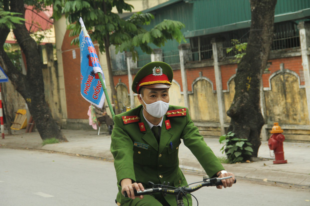 Hà Nội: Cơ quan chức năng bật nhạc Ghen Cô vi, đạp xe tuyên truyền phòng chống COVID-19 khắp đường phố - Ảnh 7.