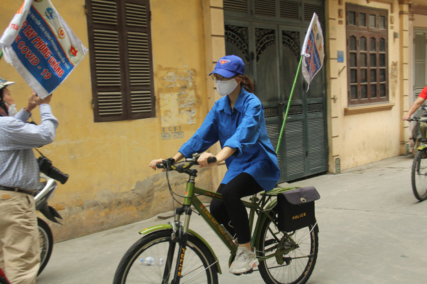 Hà Nội: Cơ quan chức năng bật nhạc Ghen Cô vi, đạp xe tuyên truyền phòng chống COVID-19 khắp đường phố - Ảnh 13.