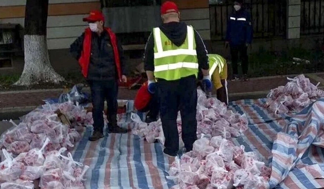 Dùng xe rác cáu bẩn chở thịt lợn cho dân khu cách ly COVID-19 ở Vũ Hán - Ảnh 2.