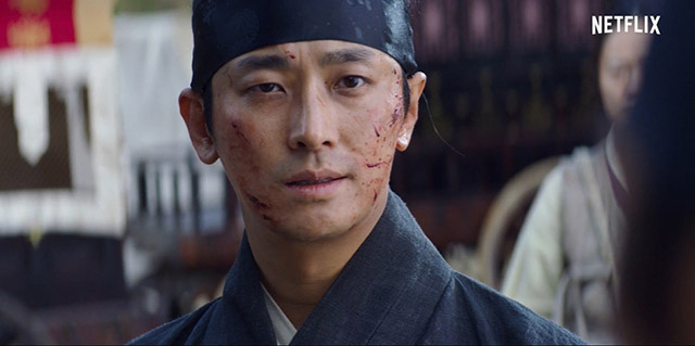 Cực choáng với màn đánh úp của mợ chảnh Jeon Ji Hyun trong KINGDOM 2: Nhỏ mà có võ đúng chất siêu bom tấn Netflix? - Ảnh 2.