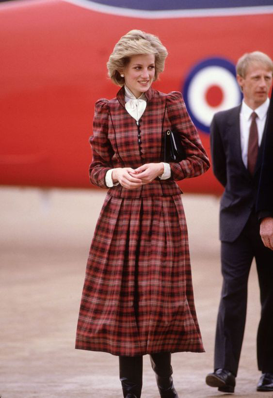 Công nương Diana cũng là fan của đồ điệu, loạt váy áo bánh bèo mà các chị em mê mệt được bà diện đẹp xuất sắc chỉ bằng vài chiêu đơn giản - Ảnh 15.
