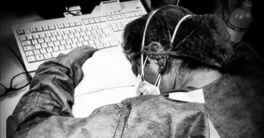 Biểu tượng chống Covid-19 ở Italy: Nữ y tá ngủ gục trên bàn, mặt đầy vết bầm vì đeo khẩu trang sau 10 tiếng đồng hồ làm việc không nghỉ - Ảnh 3.