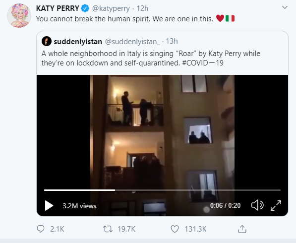 Katy Perry hào hứng chia sẻ đoạn clip một nhóm người dân Ý ở khu cách li hát vang hit Roar, nhưng netizen lại phát hiện ra sự thật phũ phàng - Ảnh 1.
