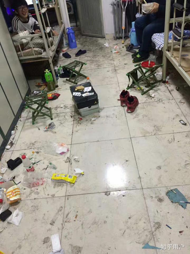 Thảm cảnh bạn c&ugrave;ng ph&ograve;ng ở bẩn đ&atilde; l&ecirc;n một level mới, d&acirc;n t&igrave;nh khuy&ecirc;n n&ecirc;n ra b&atilde;i r&aacute;c lu&ocirc;n cho đỡ tốn tiền thu&ecirc; ph&ograve;ng - Ảnh 5.