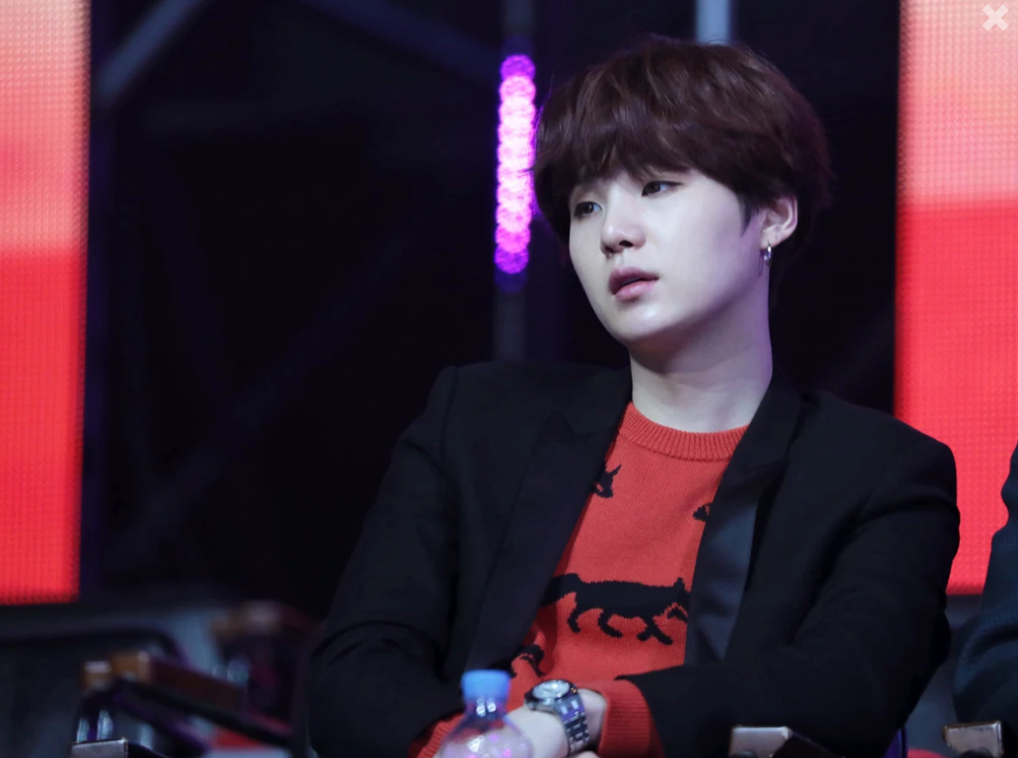 Suga (BTS) thờ ơ trước trò vui của đồng đội, Jungkook coi j-hope như người sao Hoả bất chấp đang ở lễ trao giải, ủa BTS thân nhau thật không? - Ảnh 2. Suga (BTS) thờ ơ trước trò vui của đồng đội, Jungkook coi j-hope như người sao Hoả bất chấp đang ở lễ trao giải, ủa BTS thân nhau thật không? - Ảnh 2.