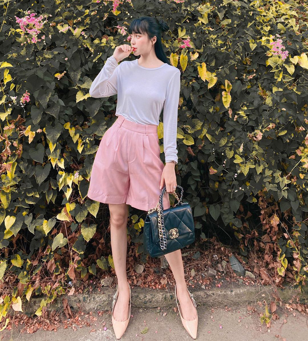 Street style hội gái xinh mặc đẹp Instagram: Chỉ cần chân váy xinh hoặc quần “hack dáng” là outfit đạt điểm 10 rồi - Ảnh 10.