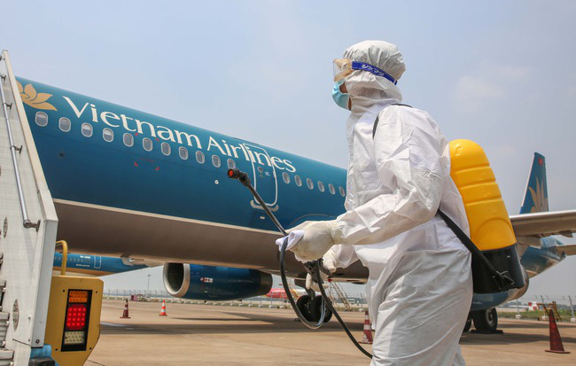 Ứng ph&oacute; khẩn cấp với dịch COVID-19, l&atilde;nh đạo nhiều h&atilde;ng h&agrave;ng kh&ocirc;ng Việt tự đề xuất cắt giảm lương thưởng nhằm chia sẻ kh&oacute; khăn - Ảnh 1.