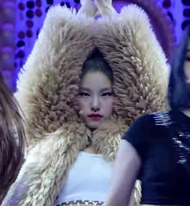 Yeji hóa mèo xù với áo lông to sụ, netizen vẫn hú hét vì cô nàng vừa thần thái vừa dễ thương level max - Ảnh 4.