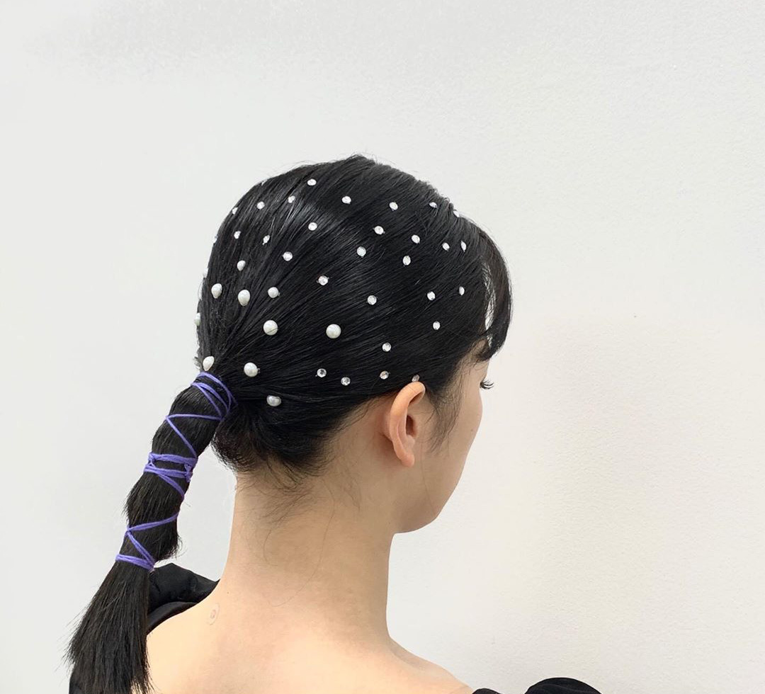 4 style l&agrave;m điệu m&aacute;i t&oacute;c với phụ kiện ngọc trai khiến n&agrave;ng n&agrave;o diện rồi cũng &ldquo;auto&rdquo; trendy, sang chảnh - Ảnh 4.