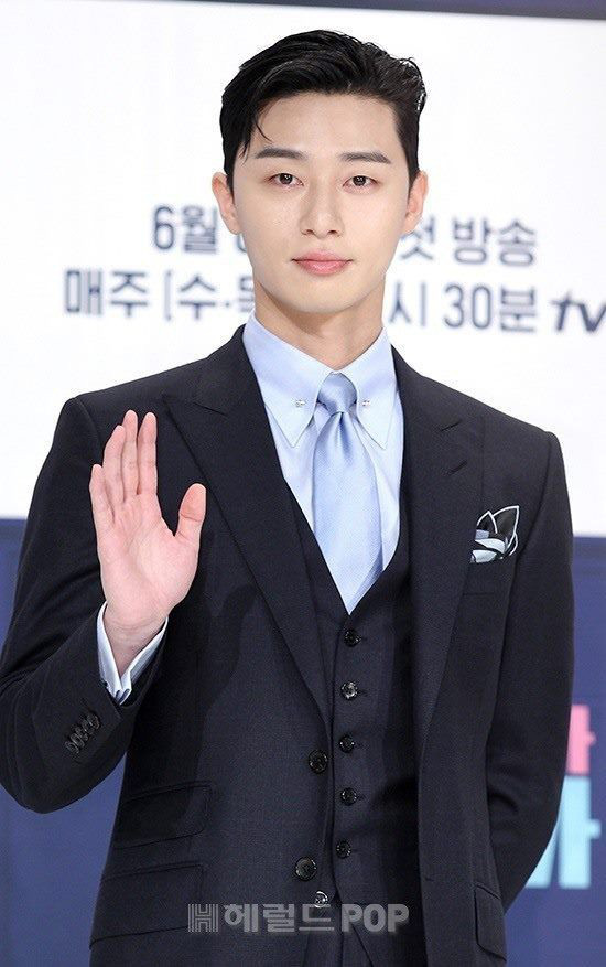 Chuyện tóc tai của Park Seo Joon - một chủ đề thú vị không chỉ dành riêng cho người hâm mộ của anh chàng mà còn cho những ai yêu thích thế giới làm đẹp. Bạn sẽ được tìm hiểu về những bí mật đã giúp Park Seo Joon trở thành một trong những ngôi sao có mái tóc đẹp nhất xứ Hàn ngay trong tấm hình.