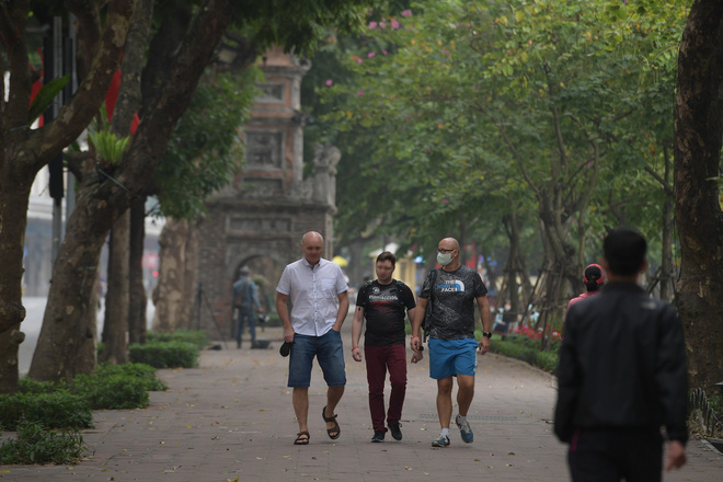 Ngày đầu áp dụng việc đeo khẩu trang nơi công cộng: Người đeo người không, nhiều du khách nước ngoài vẫn chưa thực hiện đúng quy định - Ảnh 1.