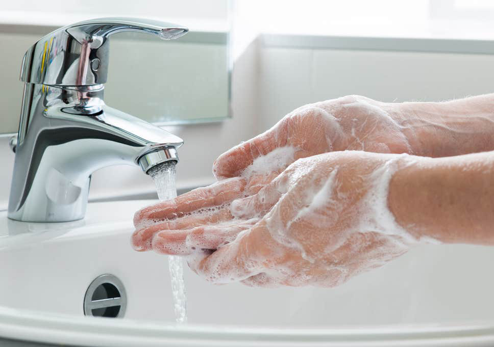 Thời dịch COVID-19: Nếu cứ mang điện thoại vào nhà vệ sinh thì việc rửa tay sạch hay mọi động thái ngừa virus của bạn cũng dễ thành công cốc - Ảnh 1.