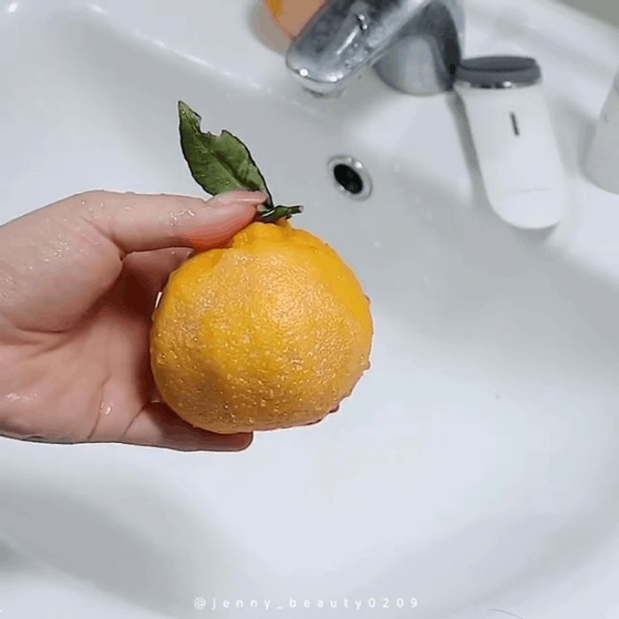 Thí nghiệm làm sạch bong kin kít vỏ cam sẽ khiến chị em muốn tậu ngay một chiếc máy rửa mặt để nâng cấp làn da - Ảnh 3.