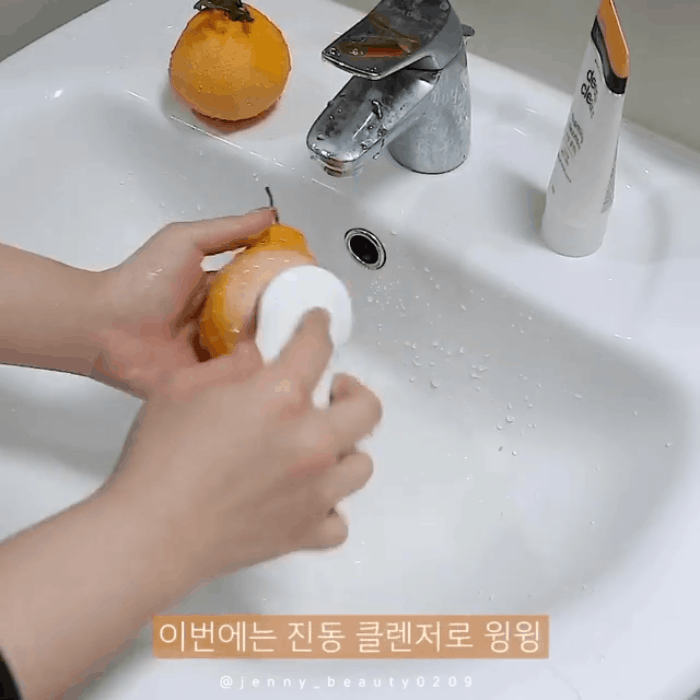 Thí nghiệm làm sạch bong kin kít vỏ cam sẽ khiến chị em muốn tậu ngay một chiếc máy rửa mặt để nâng cấp làn da - Ảnh 4.