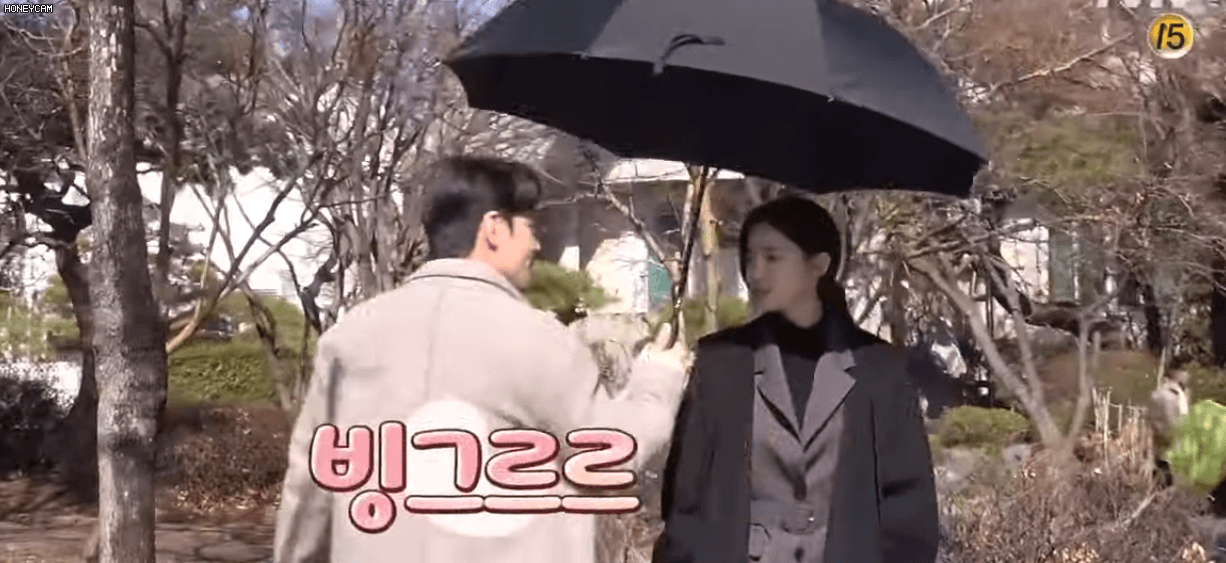 Trời ơi xem mà tức khi Kim Tae Hee ngậm ngùi nhìn chồng đu đưa mợ hai ở hậu trường Hi Bye, Mama! - Ảnh 4.