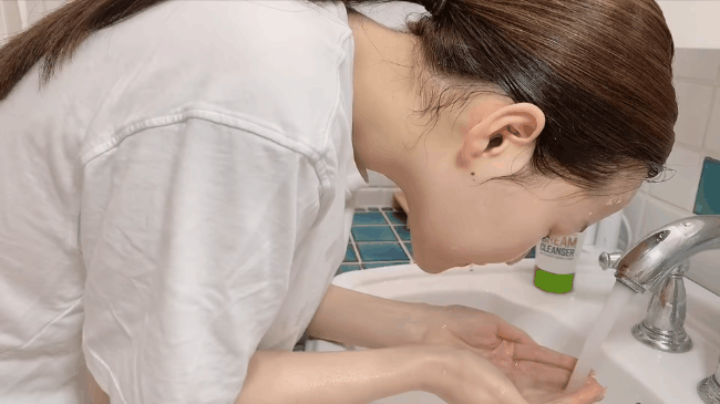 6 kiểu rửa mặt chỉ khiến da in hằn thêm nếp nhăn lão hóa, bác sĩ cảnh báo là không bao giờ thừa - Ảnh 2.