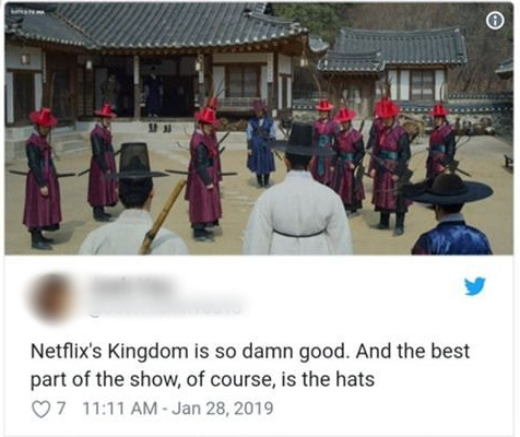 Khán giả phát cuồng vì cái mũ đỏm dáng trong KINGDOM: Cho mị xin link shop nào bán đi! - Ảnh 2.