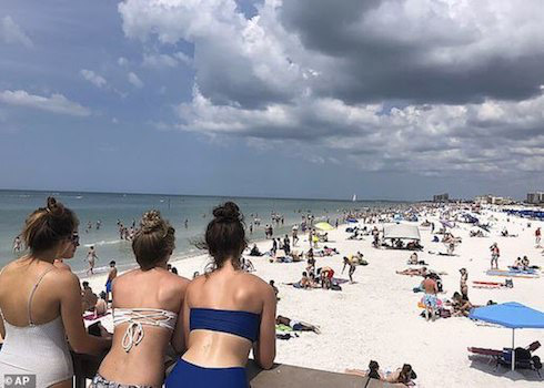 Bất chấp dịch COVID-19, bãi biển Florida vẫn chật kín người  - Ảnh 3.