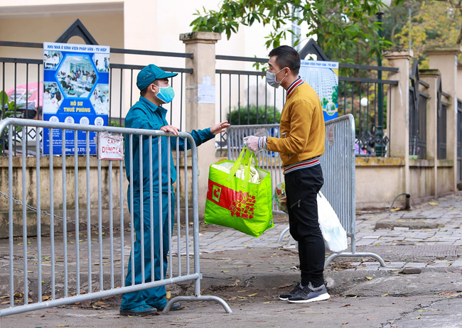 Phụ huynh của du học sinh chờ đợi mang nhu yếu phẩm tiếp tế cho con đến khu cách ly Pháp Vân - Tứ Hiệp - Ảnh 13.