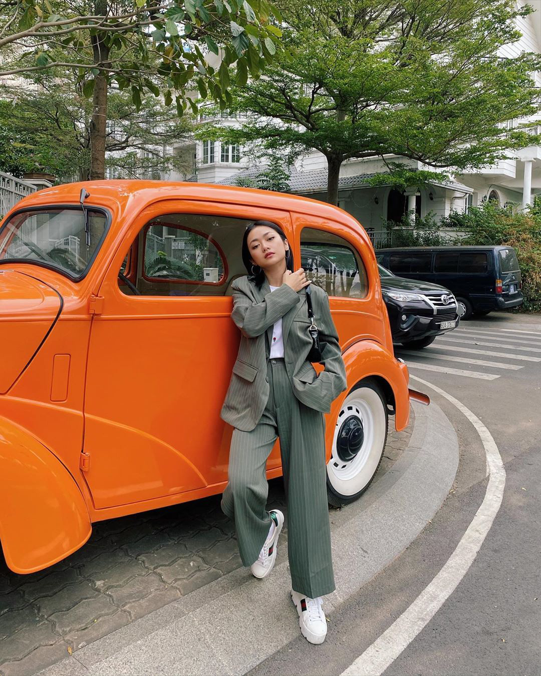 Street style hội gái xinh mặc đẹp Instagram: Cả tá kiểu quần ống rộng được lăng xê, ai cũng mix đồ đẹp “bá cháy” - Ảnh 3.