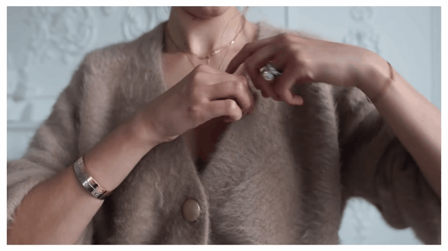 Tip tr&aacute;nh hớ h&ecirc;nh cực si&ecirc;u gi&uacute;p c&aacute;c n&agrave;ng chấp hết mọi kiểu &aacute;o cổ s&acirc;u rộng - Ảnh 1.