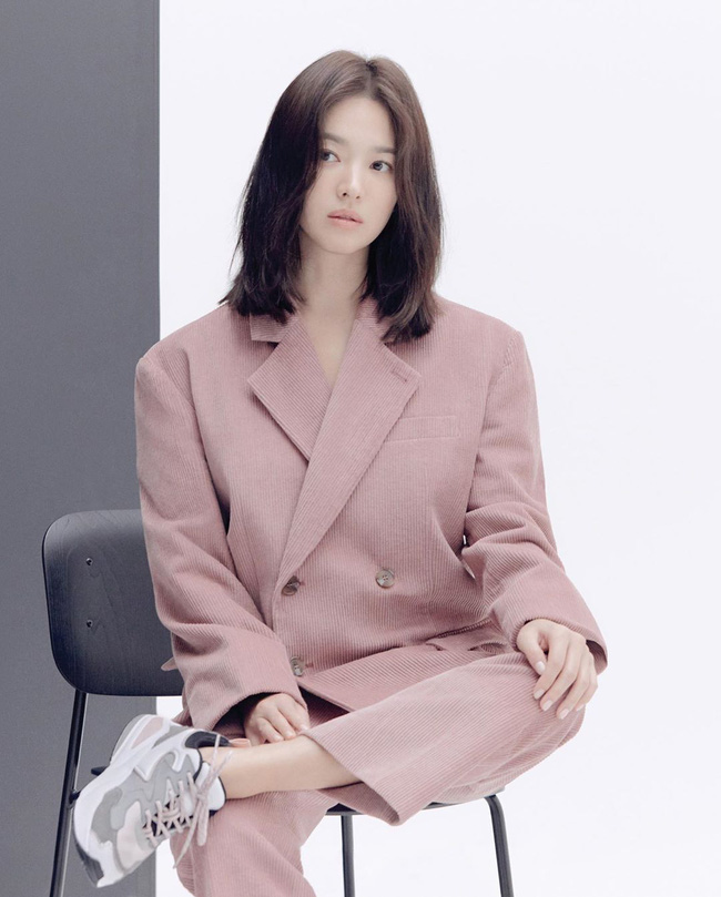 Nhìn lại mới thấy, đây là kiểu tóc giúp Song Hye Kyo cải lão hoàn đồng ngoạn mục nhất? - Ảnh 2.