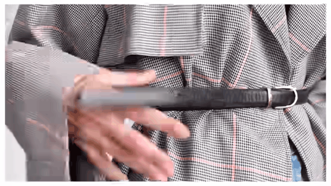 Tip tr&aacute;nh hớ h&ecirc;nh cực si&ecirc;u gi&uacute;p c&aacute;c n&agrave;ng chấp hết mọi kiểu &aacute;o cổ s&acirc;u rộng - Ảnh 4.