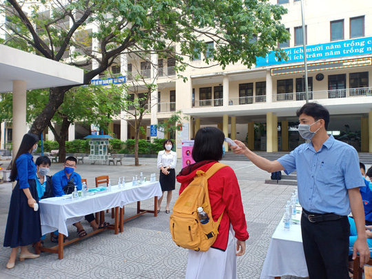  [Ảnh] Học sinh lớp 12 ở Đà Nẵng quay lại trường học sau kỳ nghỉ dài phòng dịch Covid-19  - Ảnh 5.