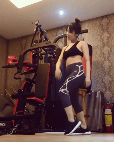 Mẹ bỉm sữa n&agrave;o cũng phải trầm trồ khi Diệp L&acirc;m Anh diện bikini cũ: Lại d&aacute;ng xuất sắc, đường cong đ&acirc;u ra đ&oacute; chỉ 4 th&aacute;ng sau sinh - Ảnh 5.