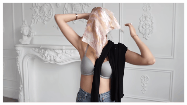 Tip tr&aacute;nh hớ h&ecirc;nh cực si&ecirc;u gi&uacute;p c&aacute;c n&agrave;ng chấp hết mọi kiểu &aacute;o cổ s&acirc;u rộng - Ảnh 9.