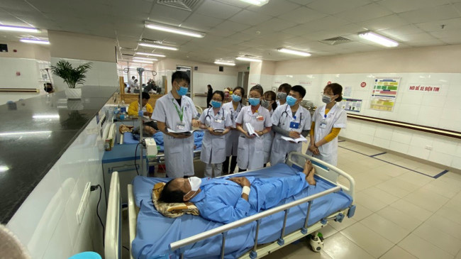 Sinh vi&ecirc;n năm cuối sẵn s&agrave;ng &ldquo;xắn tay&rdquo; dập dịch Covid-19 - Ảnh 1.
