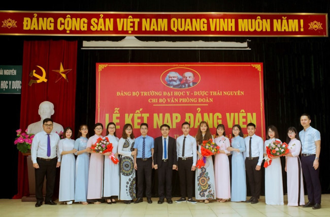 Sinh vi&ecirc;n năm cuối sẵn s&agrave;ng &ldquo;xắn tay&rdquo; dập dịch Covid-19 - Ảnh 2.