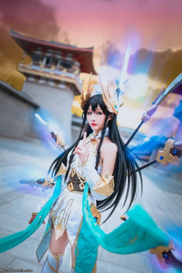 Cosplayer Trung Quốc sẽ khiến bạn phải ngất ngây với các bộ trang phục cổ trang chính hiệu. Những chi tiết nhỏ, sắc sảo của các trang phục, những đường nét chạm trổ tinh xảo, tất cả đều được tái hiện một cách sống động qua tay nghề của các cosplayer. Đừng bỏ lỡ cơ hội được ngắm nhìn những bộ trang phục đẹp mê hồn này.