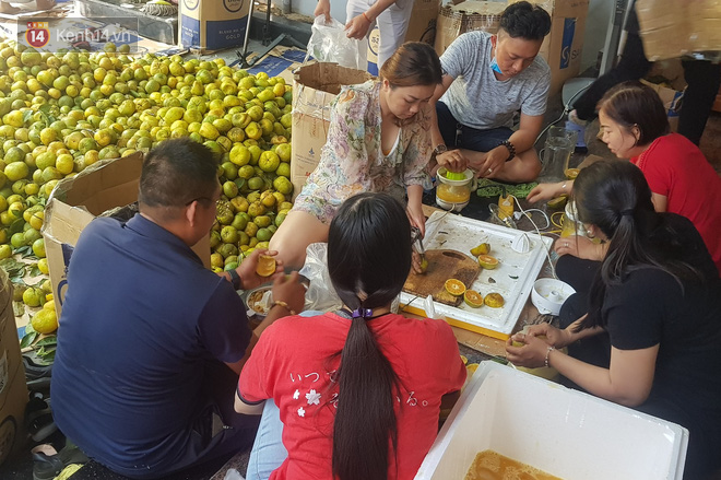 Hình ảnh đẹp: Người dân Đà Nẵng mang đồ ăn, thức uống tiếp sức cho lực lượng bảo vệ khu cách ly Covid-19 - Ảnh 5.