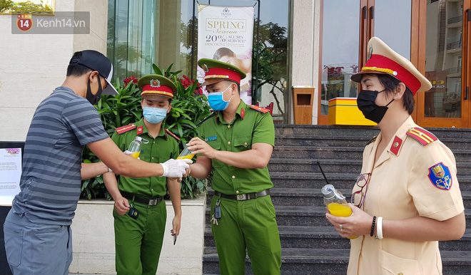 Hình ảnh đẹp: Người dân Đà Nẵng mang đồ ăn, thức uống tiếp sức cho lực lượng bảo vệ khu cách ly Covid-19 - Ảnh 2.